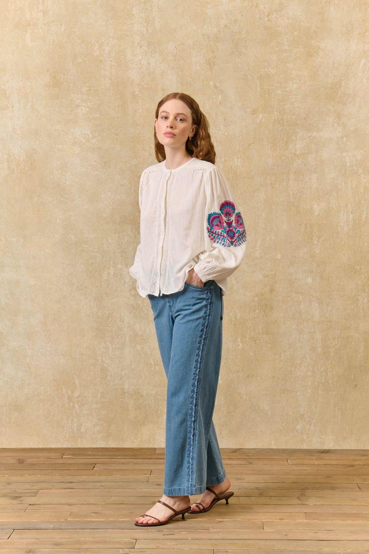 Camisa Jeanne, blusa off-white con bordado floral – Louise Misha · PORTICO Concept, Turó Park Barcelona
