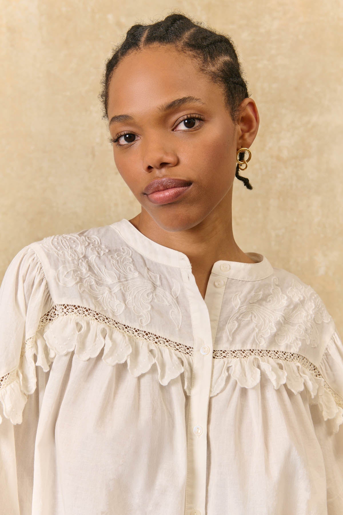 Camisa Noelianne, blusa off-white con canesú de volantes – Louise Misha · PORTICO Concept, Turó Park Barcelona