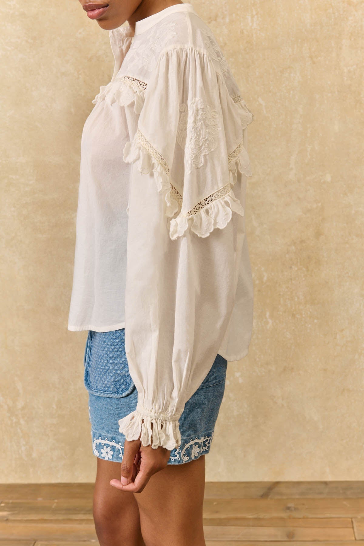 Camisa Noelianne, blusa off-white con canesú de volantes – Louise Misha · PORTICO Concept, Turó Park Barcelona