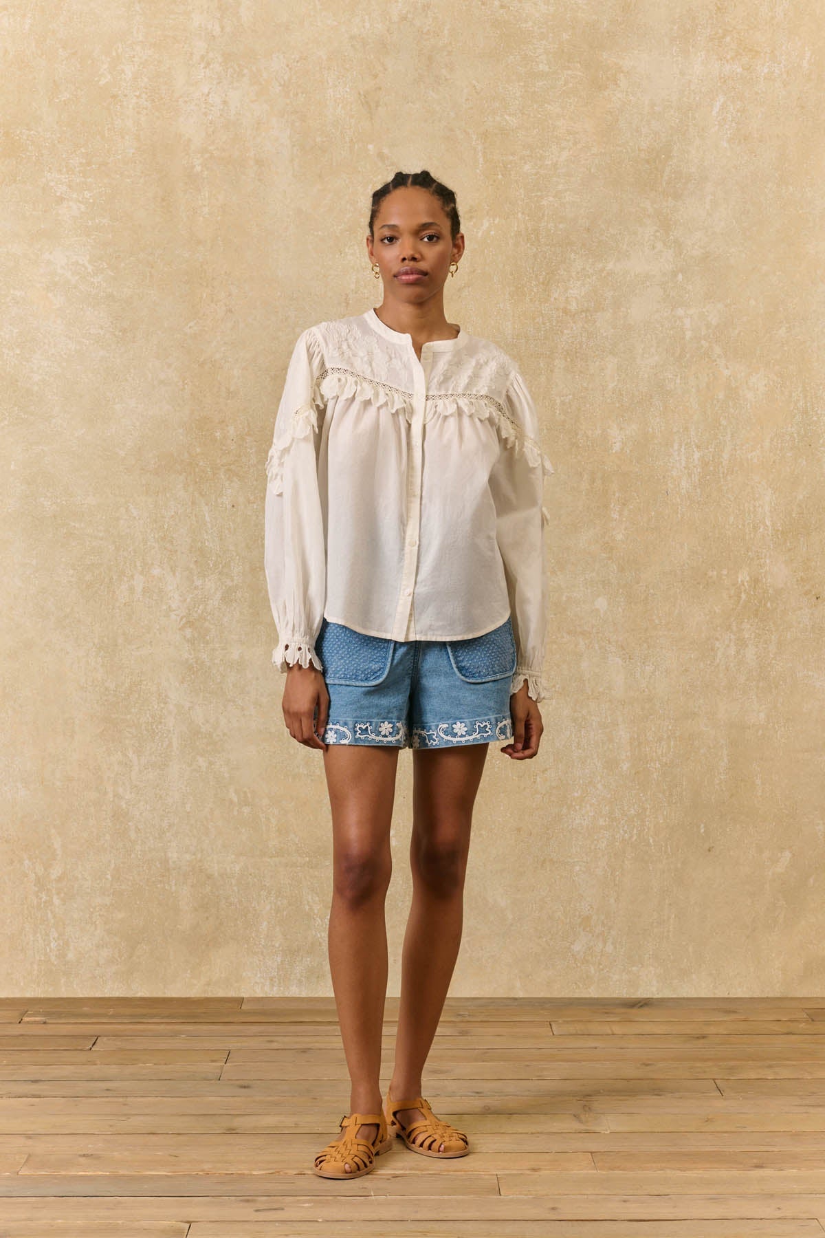 Camisa Noelianne, blusa off-white con canesú de volantes – Louise Misha · PORTICO Concept, Turó Park Barcelona