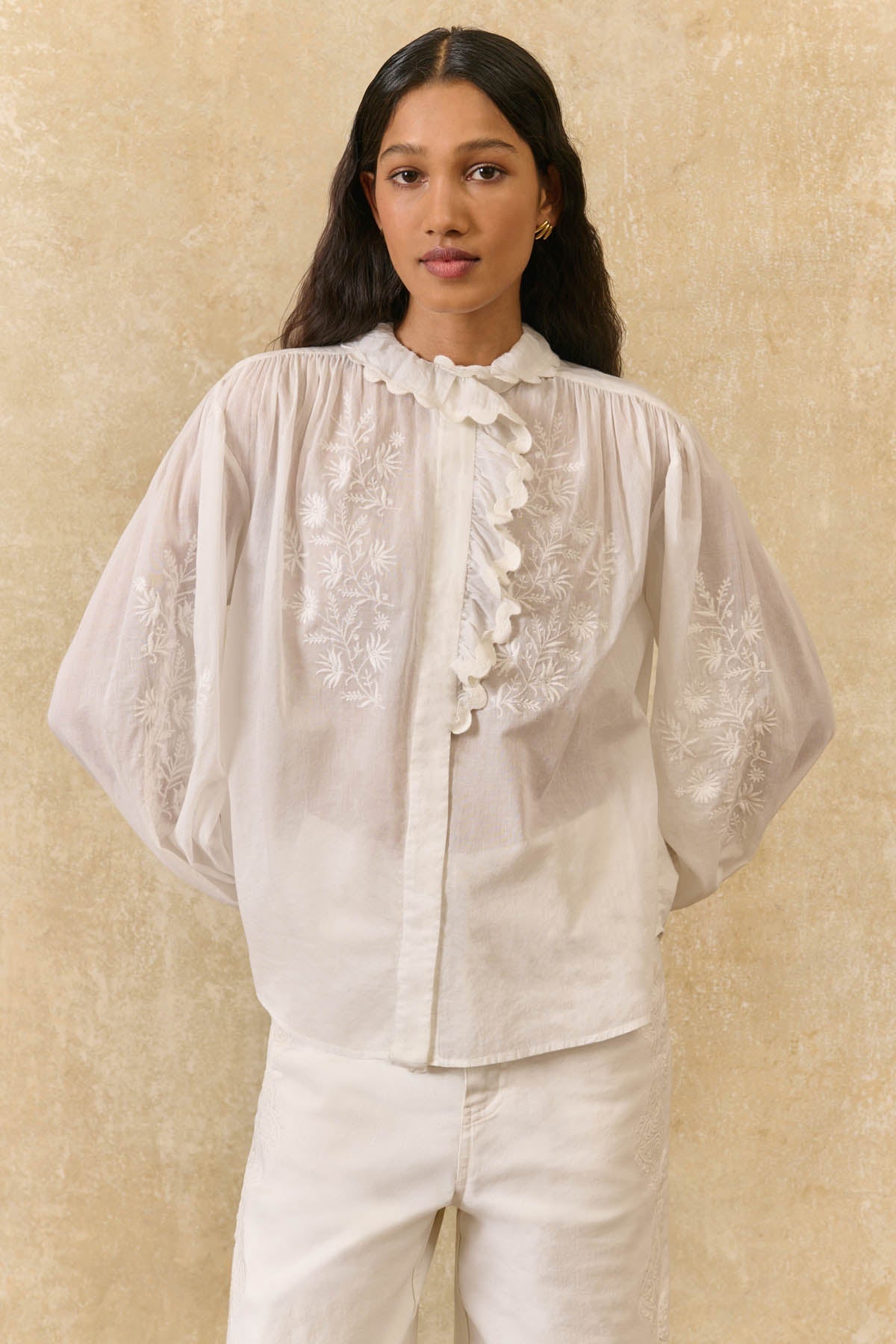 Camisa Cora, blusa off-white con bordado tono sobre tono – Louise Misha · PORTICO Concept, Turó Park Barcelona