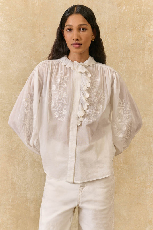 Camisa Cora, blusa off-white con bordado tono sobre tono – Louise Misha · PORTICO Concept, Turó Park Barcelona