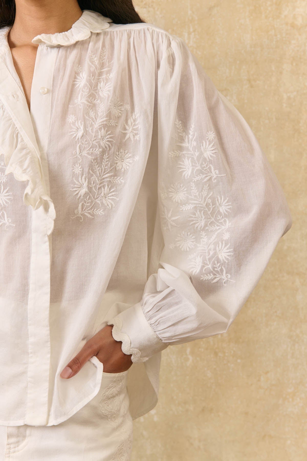 Camisa Cora, blusa off-white con bordado tono sobre tono – Louise Misha · PORTICO Concept, Turó Park Barcelona
