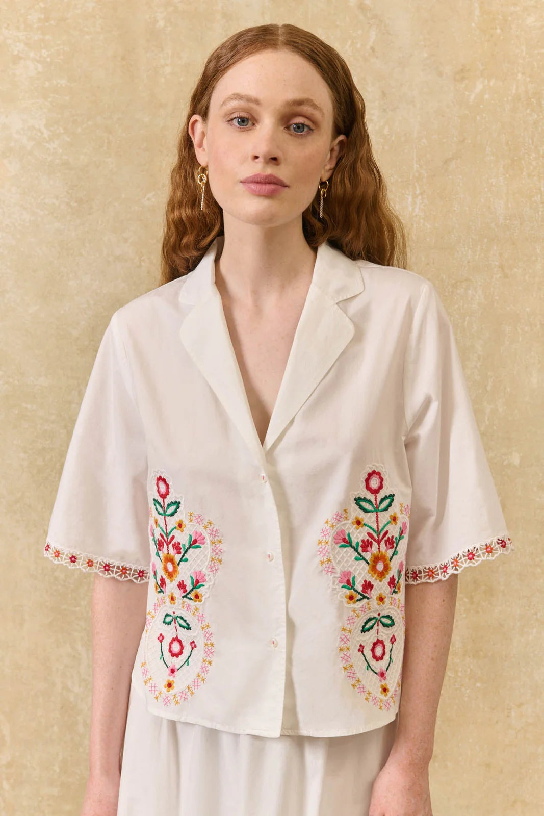Camisa Emilius, camisa blanca de manga corta con bordado floral – Louise Misha · PORTICO Concept, Turó Park Barcelona (vista 2)