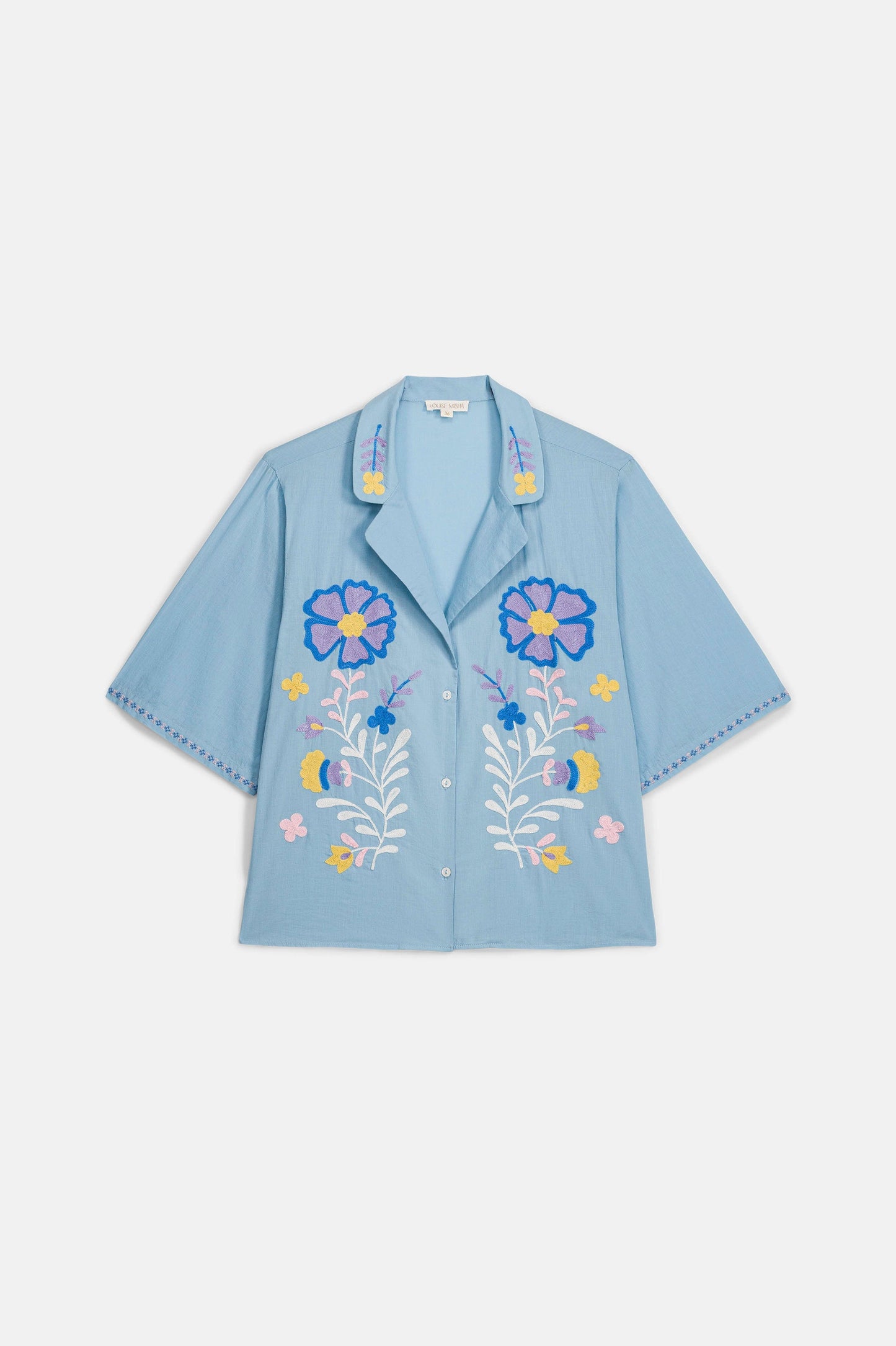 Camisa Emilius, camisa azul stone blue de manga corta con bordado – Louise Misha · PORTICO Concept, Turó Park Barcelona (vista 4)