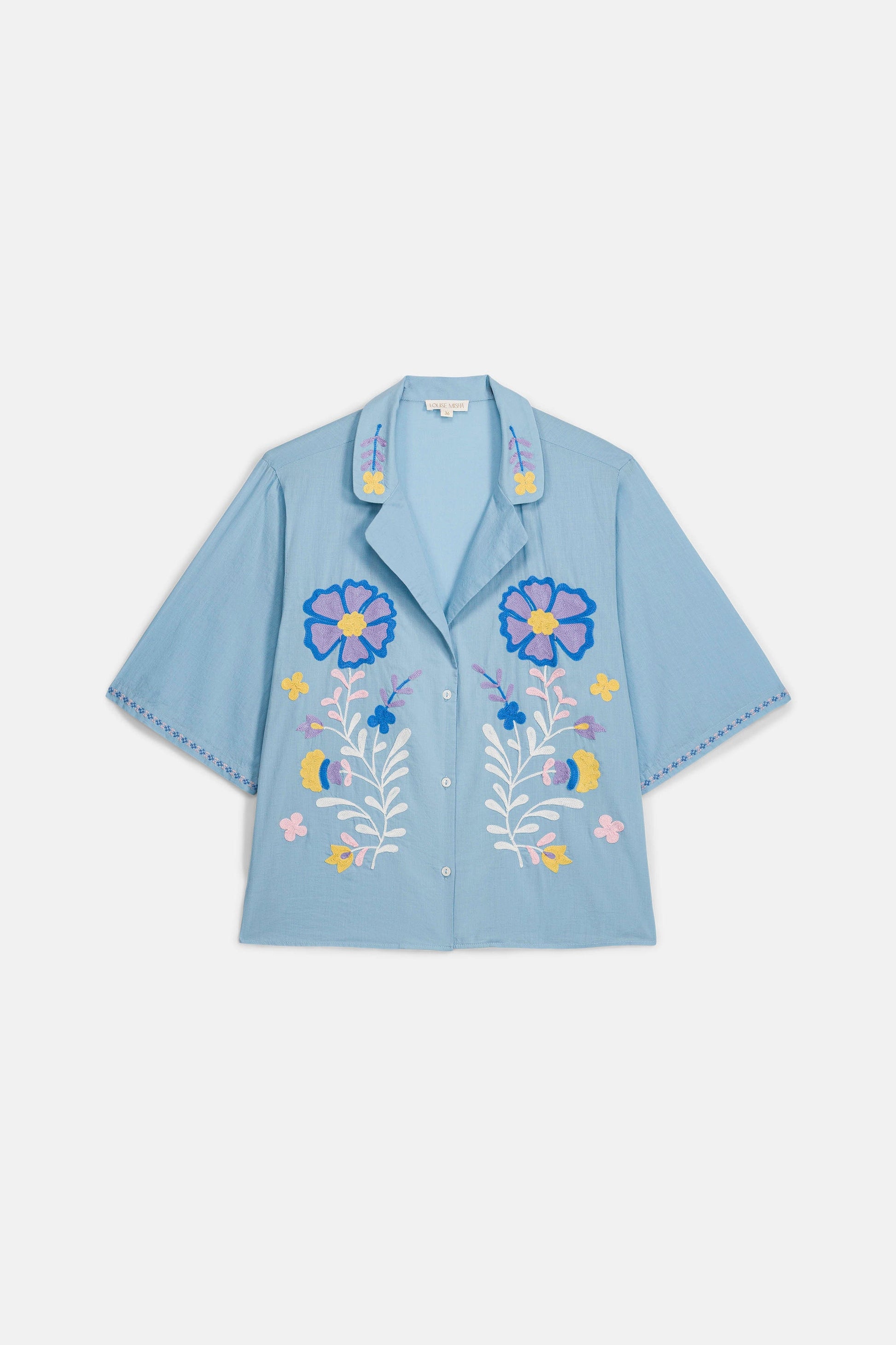 Camisa Emilius, camisa azul stone blue de manga corta con bordado – Louise Misha · PORTICO Concept, Turó Park Barcelona (vista 4)