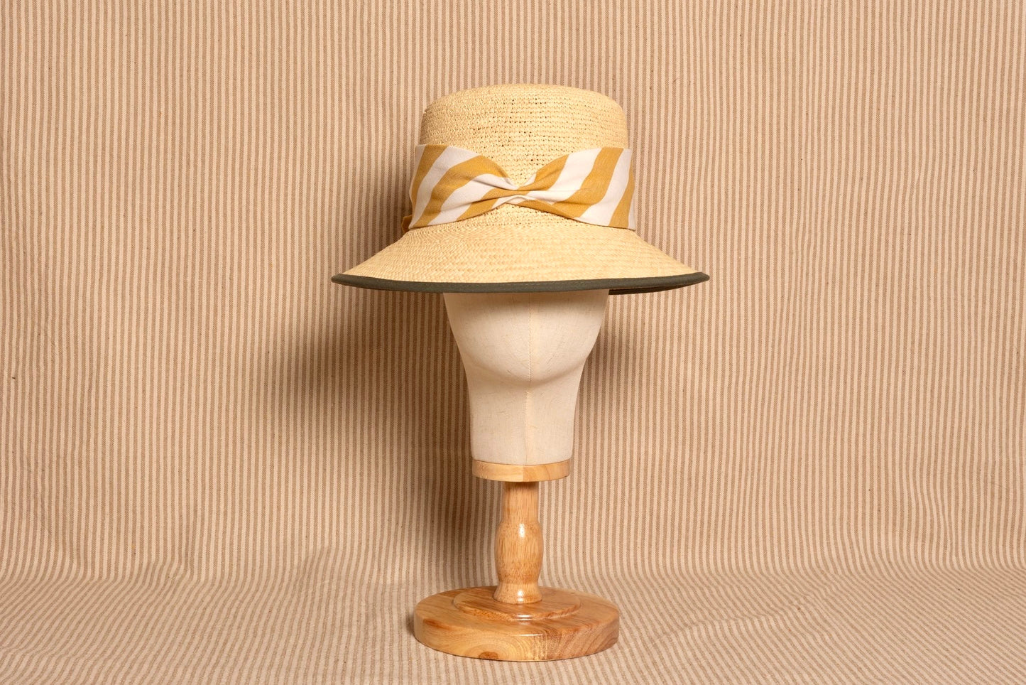 Bucket de paja natural con lazo a rayas mostaza – Alexia Álvarez de Toledo · PORTICO Concept, Turó Park Barcelona