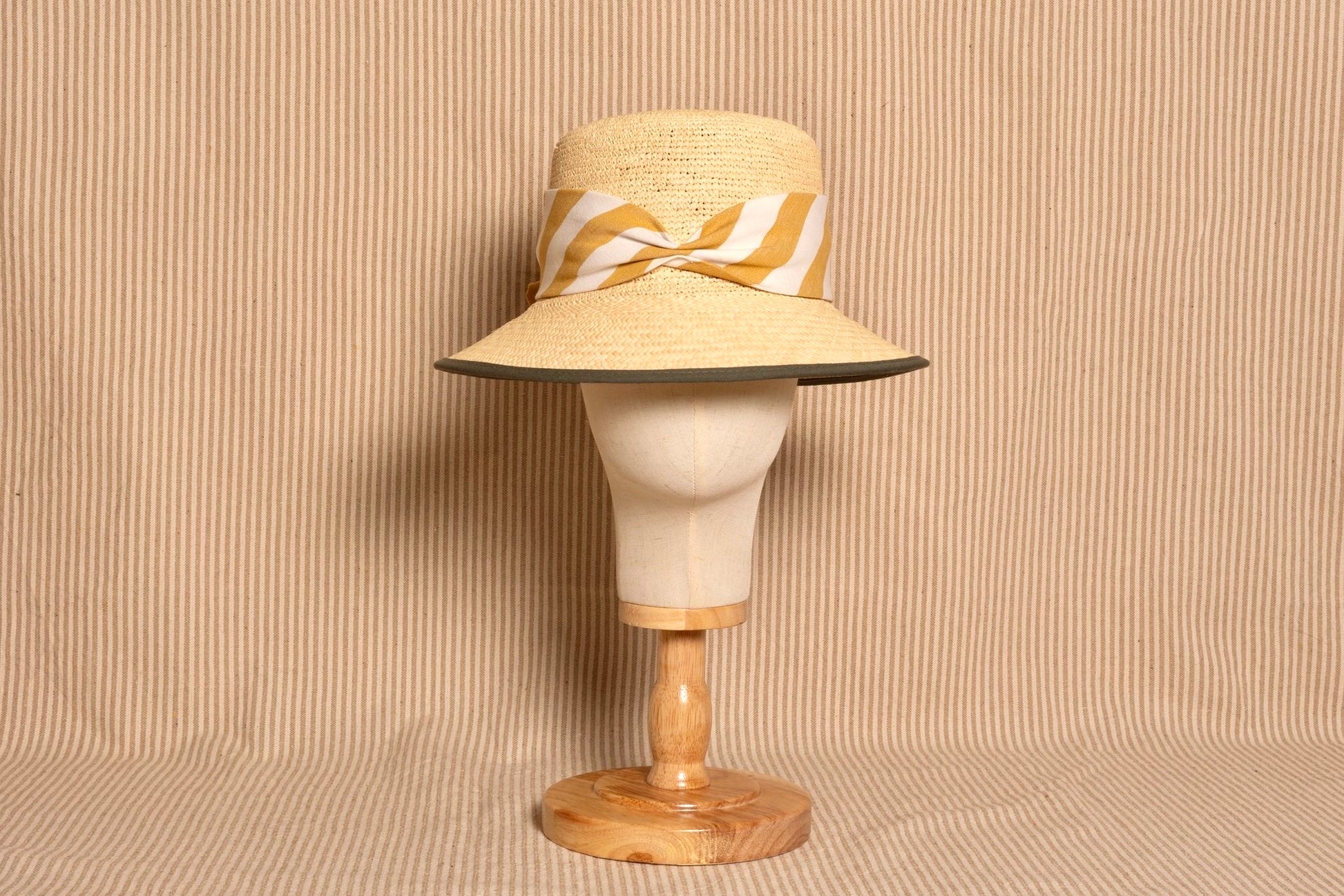 Bucket de paja natural con lazo a rayas mostaza – Alexia Álvarez de Toledo · PORTICO Concept, Turó Park Barcelona