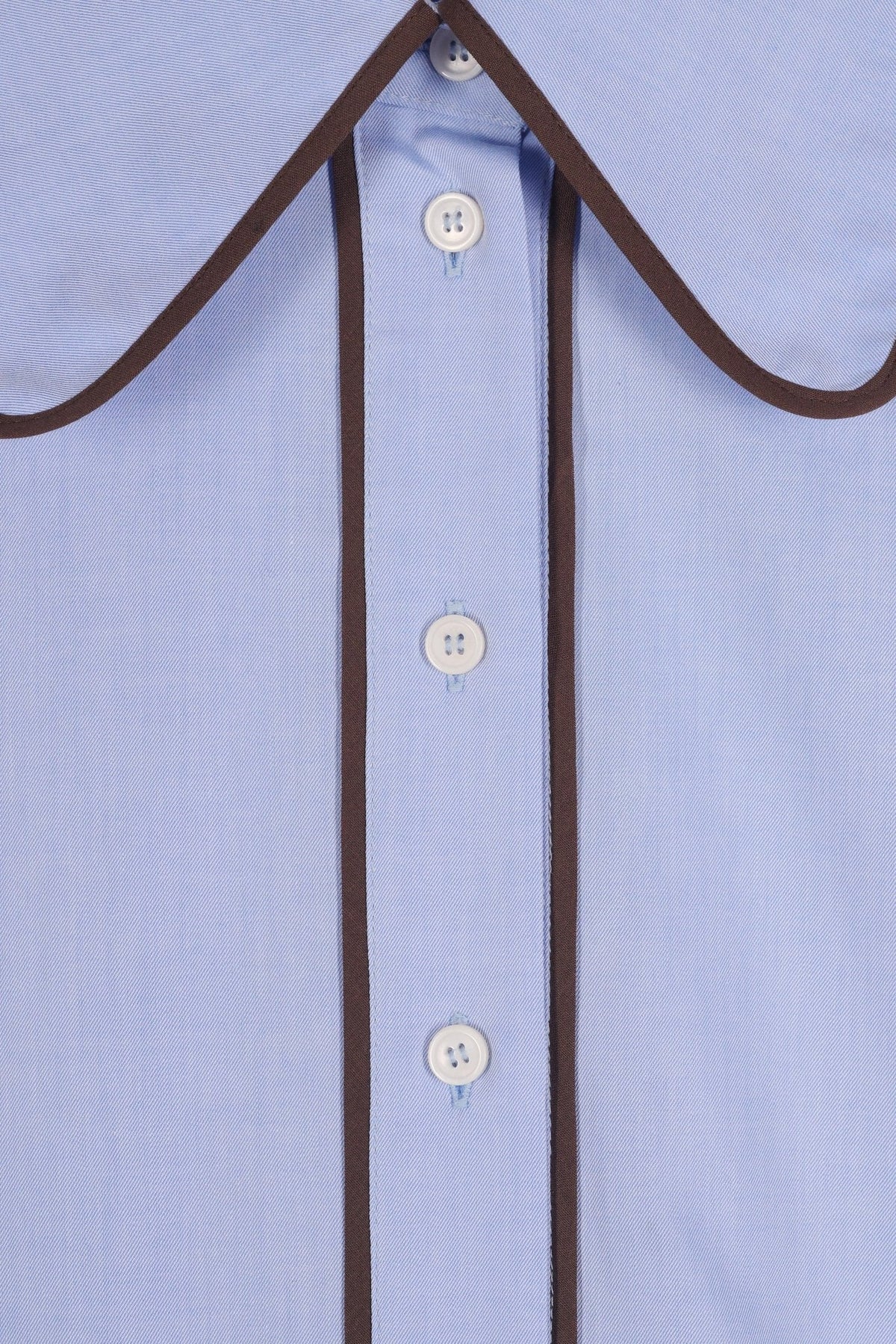 Camisa Ala azul cielo de Maria de la Orden, detalle de los ribetes
