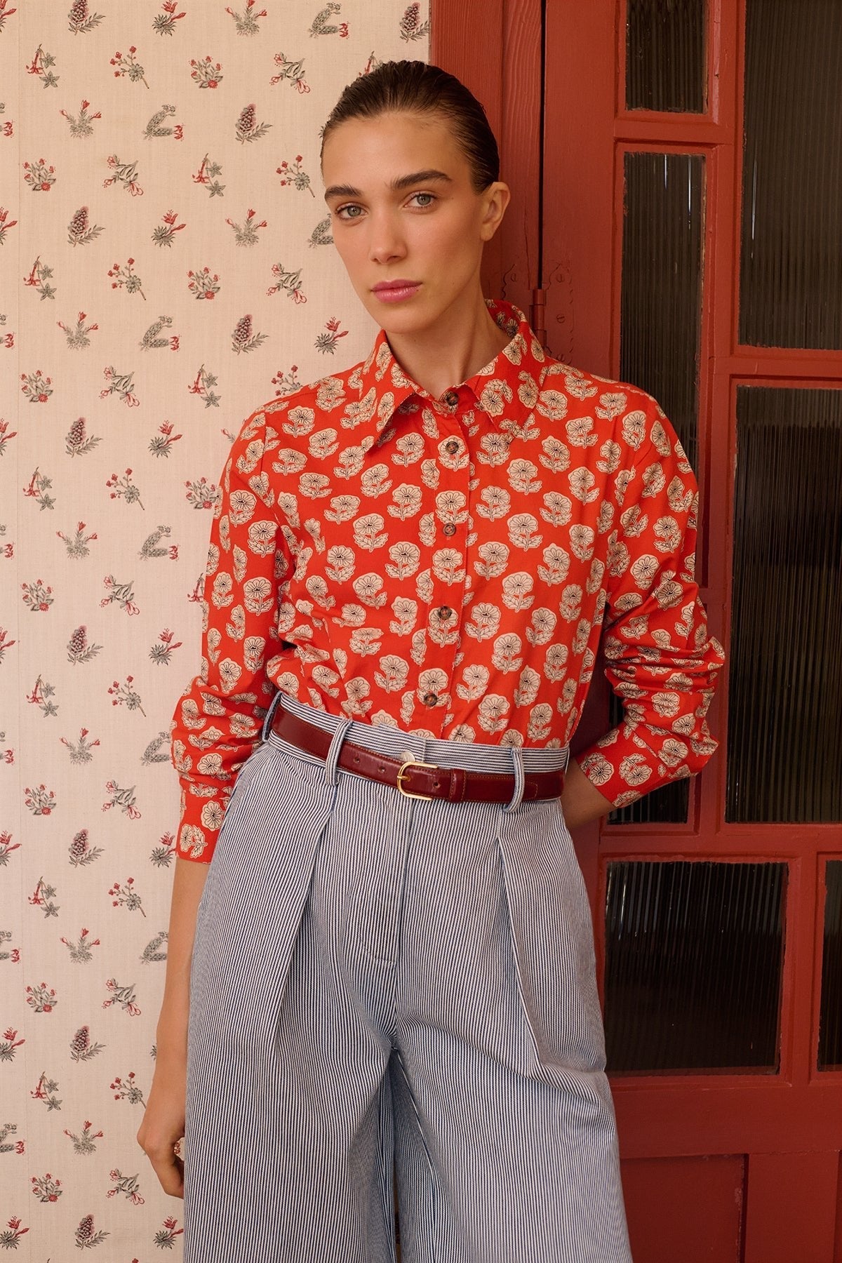 Camisa Alana de flores rojas de Maria de la Orden