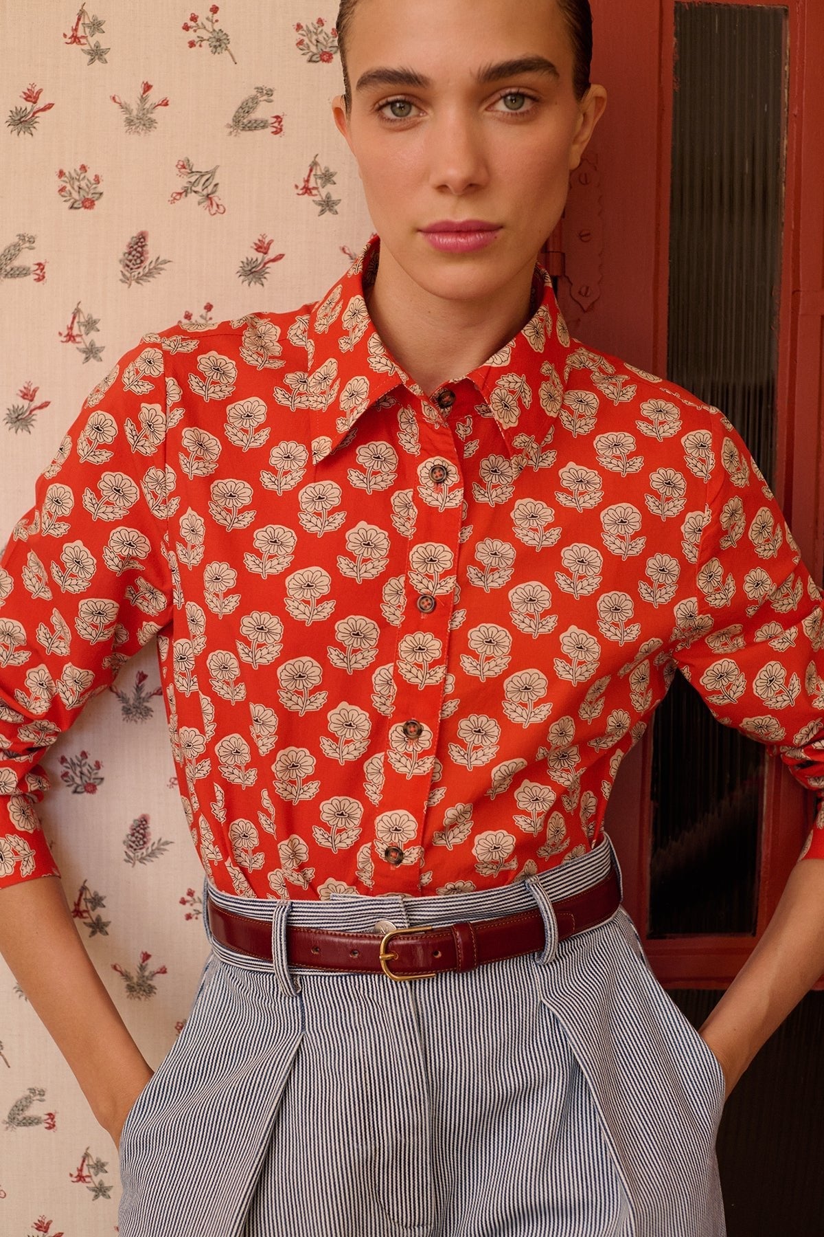 Camisa Alana flores rojas de Maria de la Orden, detalle del cuello