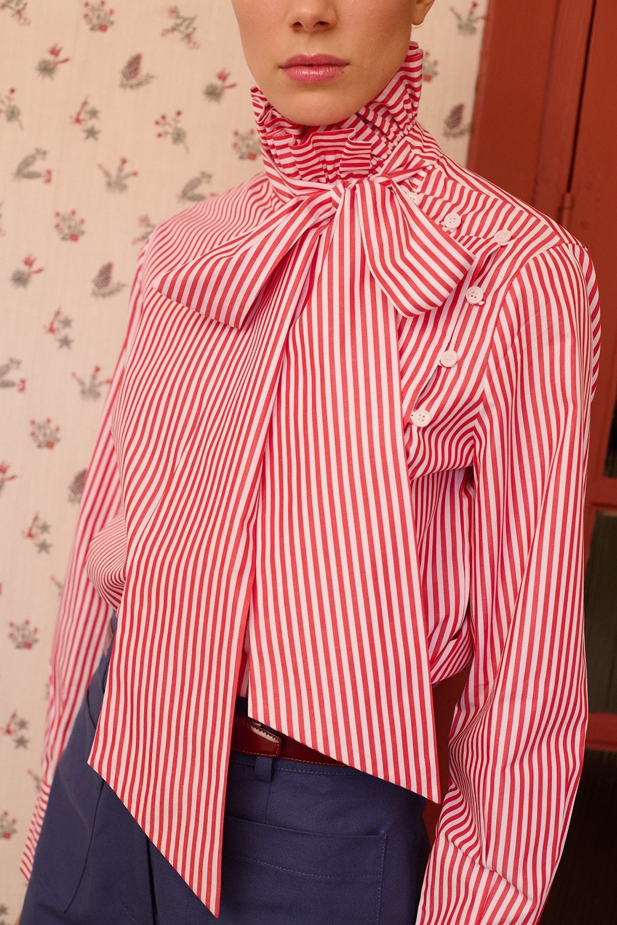 Camisa Blake Rayas Rojas de Maria de la Orden - detalle cuello con volante