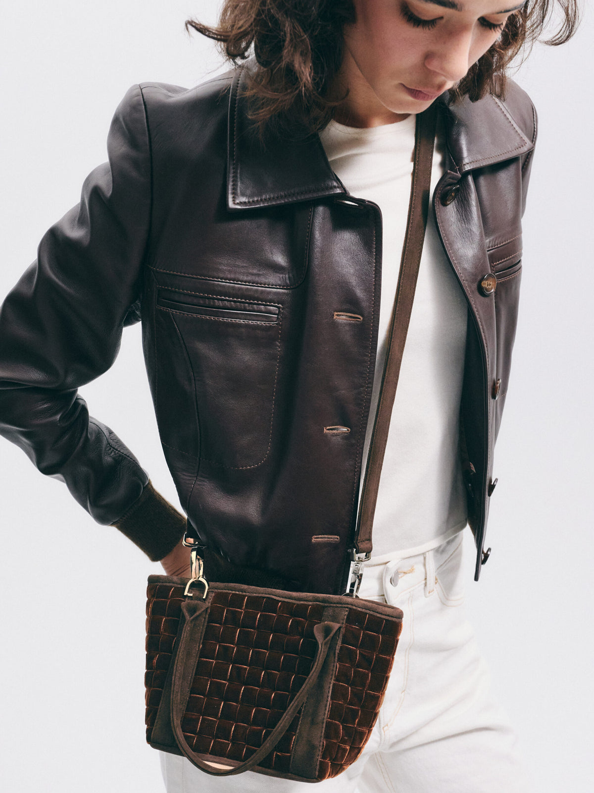Bolso Casiopea Marrón de Velvet Atelier llevado por una modelo