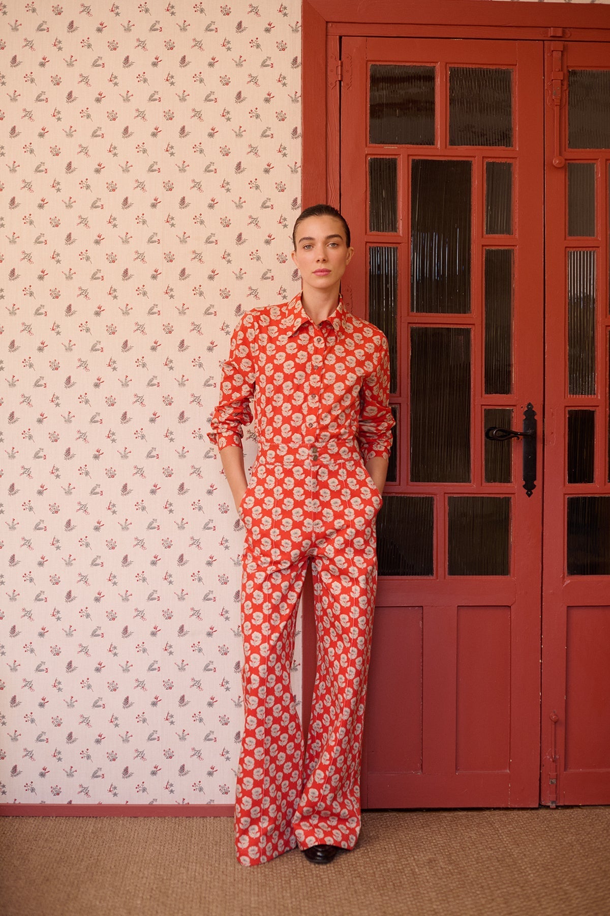 Pantalón Douglas de flores rojas de Maria de la Orden