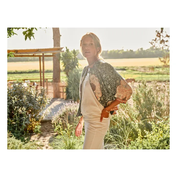 Chaqueta Ursa en algodón azul índigo con bordados florales – Mabe · PORTICO Concept, Turó Park Barcelona (vista 3)