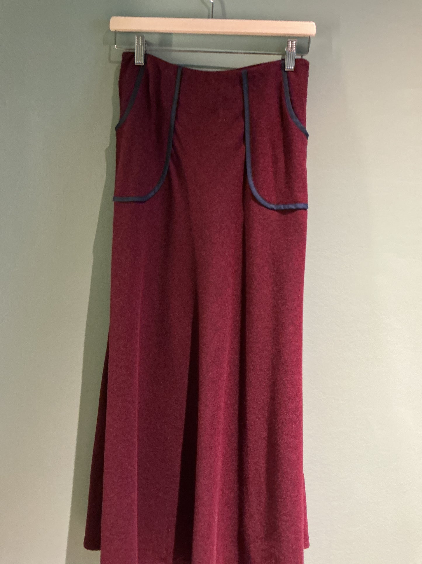 Falda burdeos oscura bolsillo