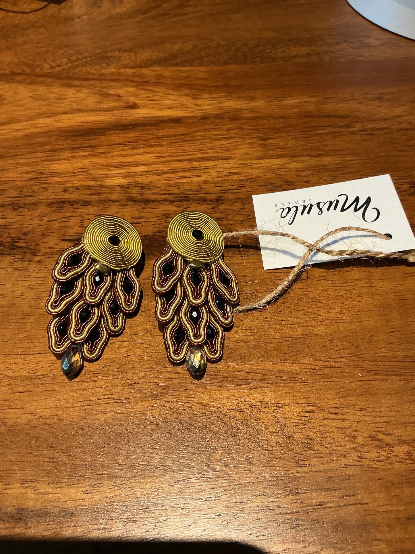Pendientes brown cairo