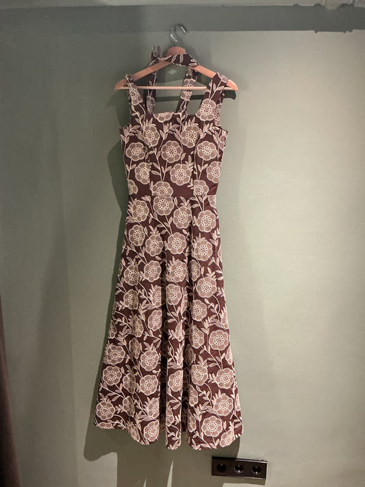 Vestido onda marrón bordado