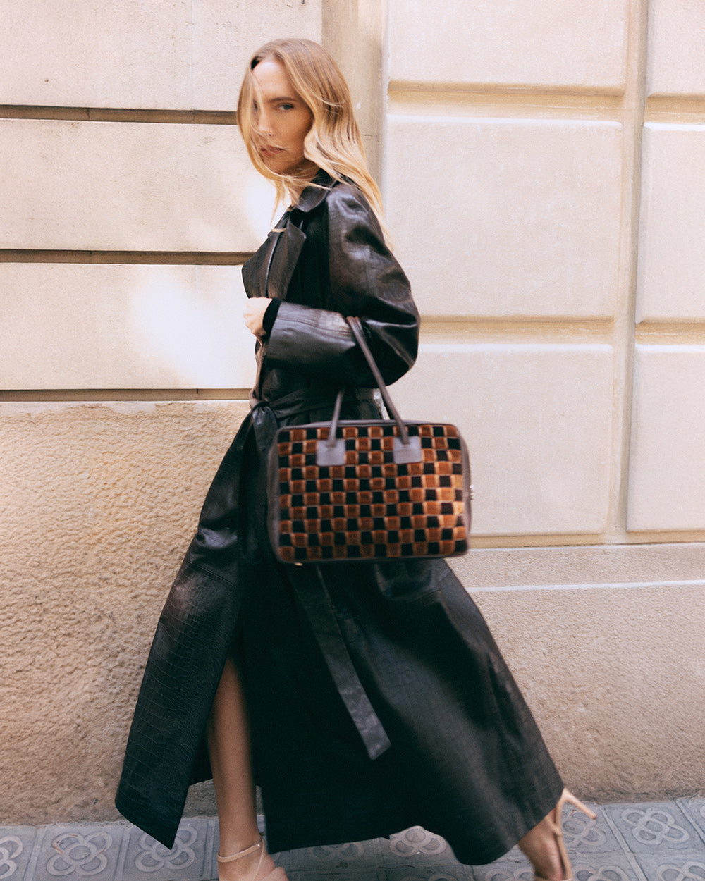 Bolso Inés Marrón de Velvet Atelier llevado en la mano