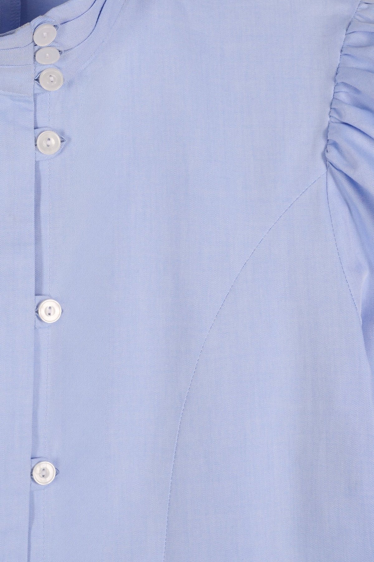 Camisa Iza azul cielo de Maria de la Orden, detalle del cuello