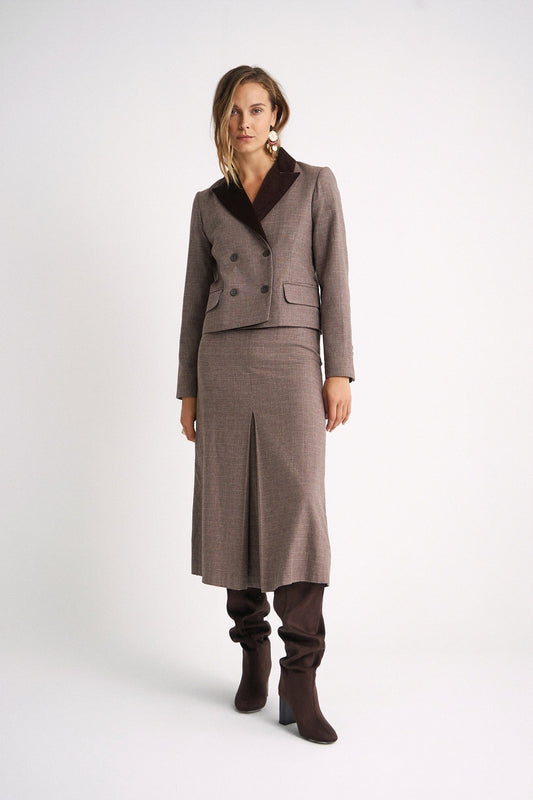 Chaqueta Filip Brown Checks de Magnolya Collection con solapas de terciopelo marrón, look completo