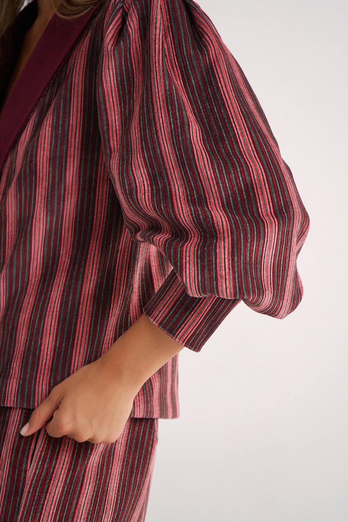 Chaqueta Arabela Granate Stripes Velvet de Magnolya Collection · detalle 5