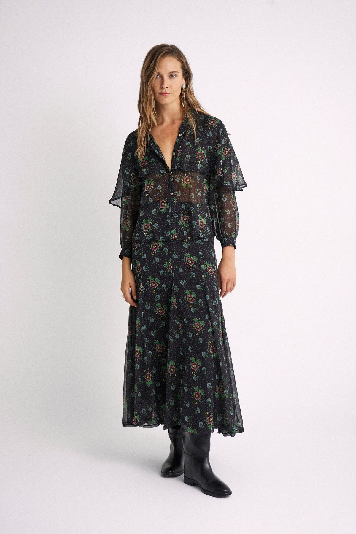 Falda Leslie Folk Black de Magnolya Collection · 100% poliéster, estampado floral folk