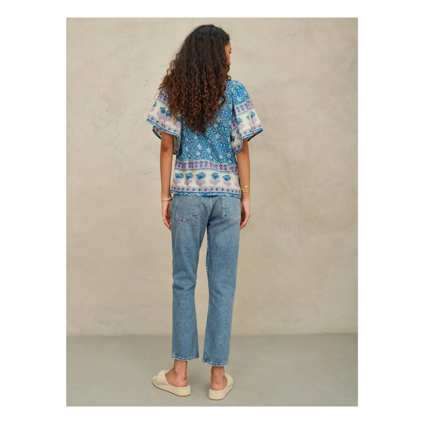 Top Myla con estampado bohemio multicolor en azul – Mabe · PORTICO Concept, Turó Park Barcelona