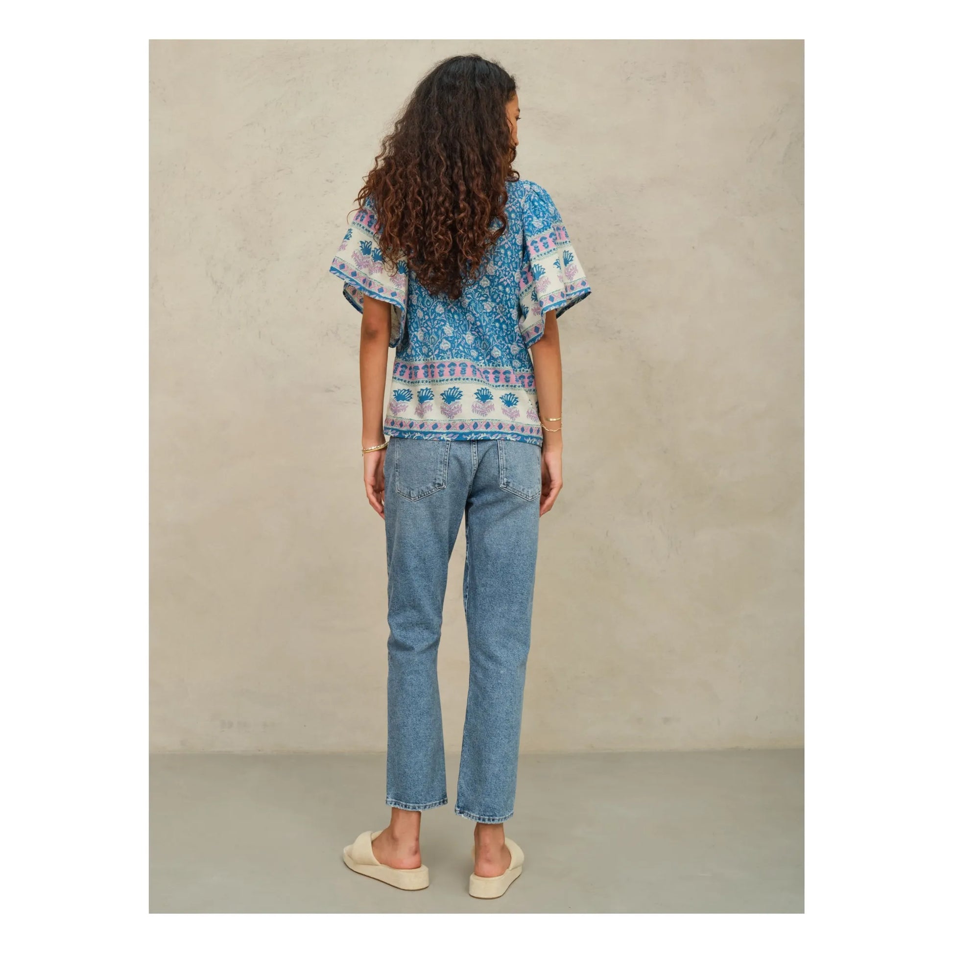 Top Myla con estampado bohemio multicolor en azul – Mabe · PORTICO Concept, Turó Park Barcelona