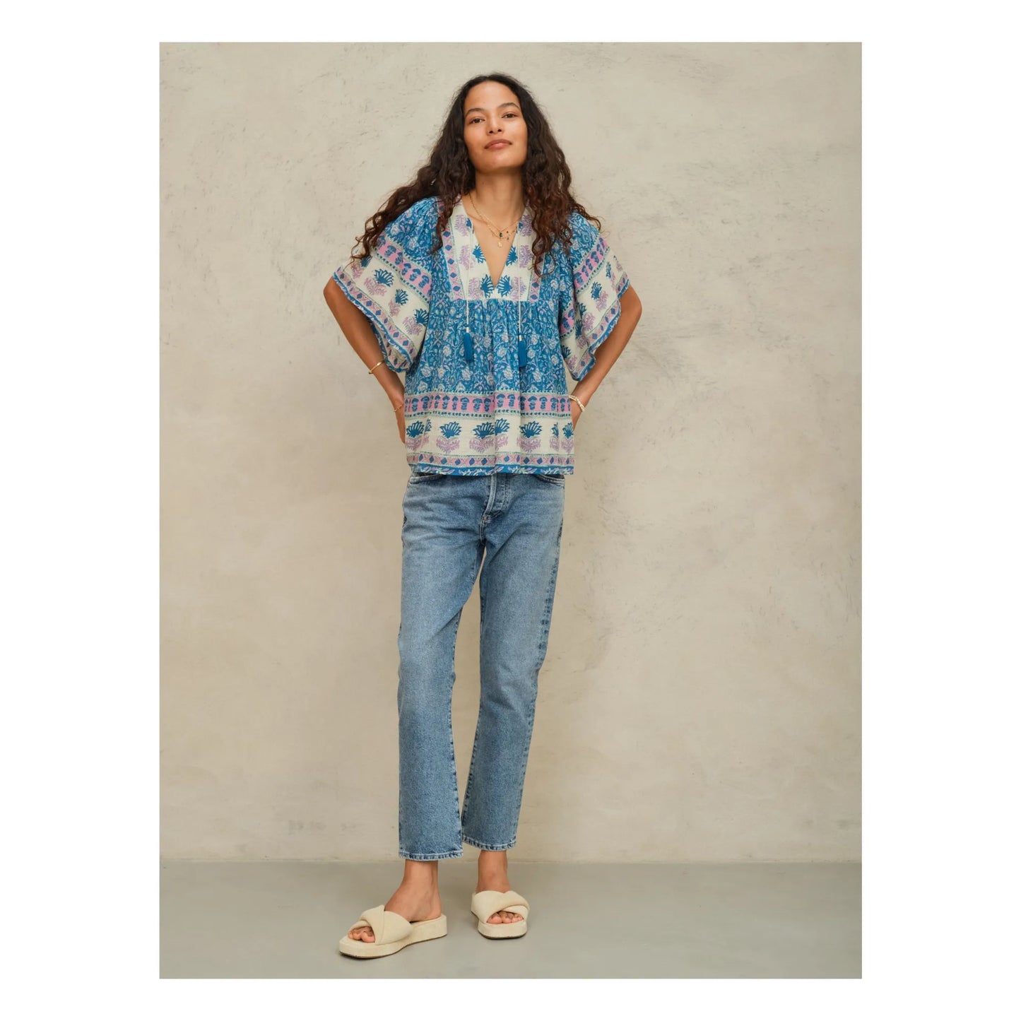 Top Myla con estampado bohemio multicolor en azul, detalle – Mabe · PORTICO Concept, Turó Park Barcelona