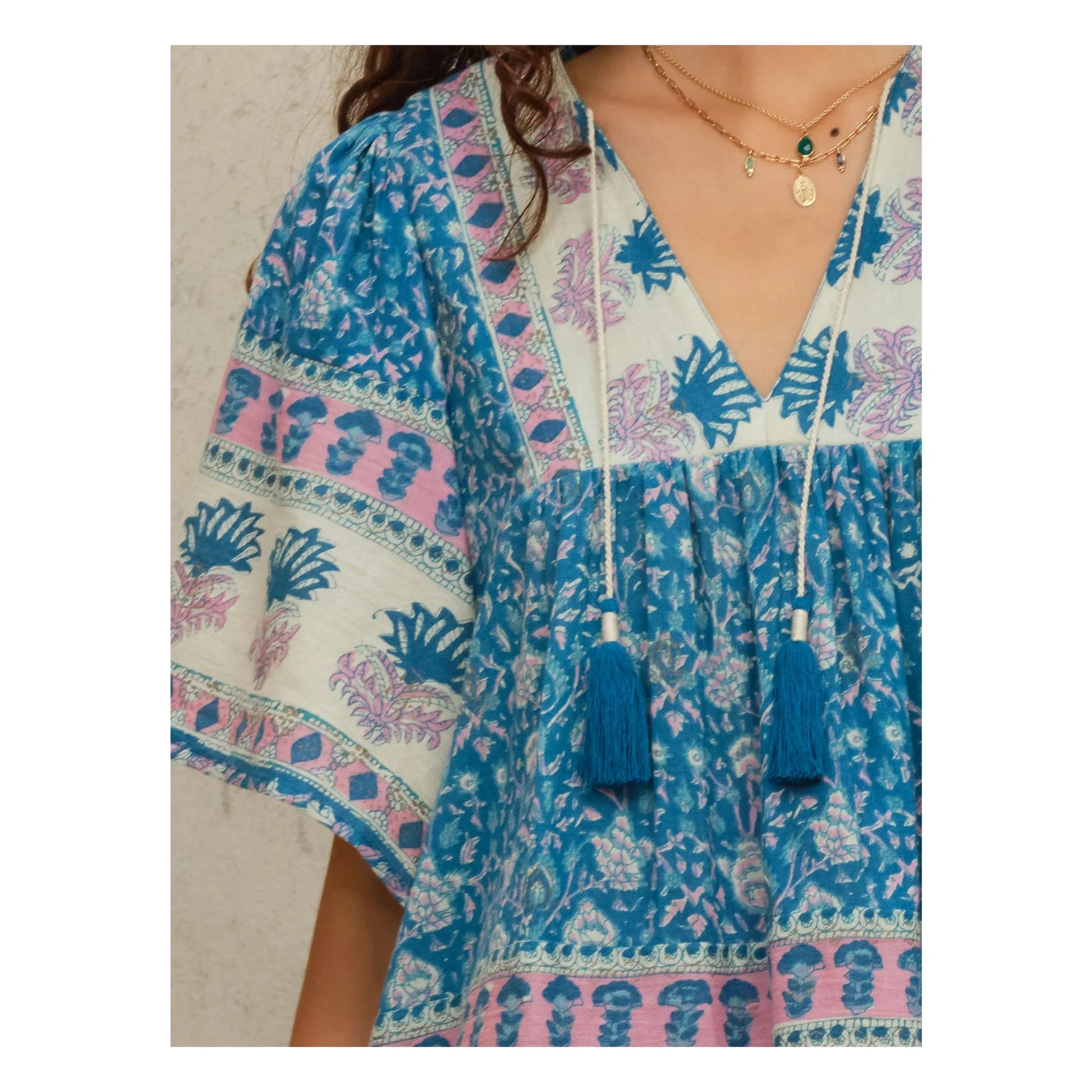 Top Myla con estampado bohemio multicolor en azul, detalle – Mabe · PORTICO Concept, Turó Park Barcelona