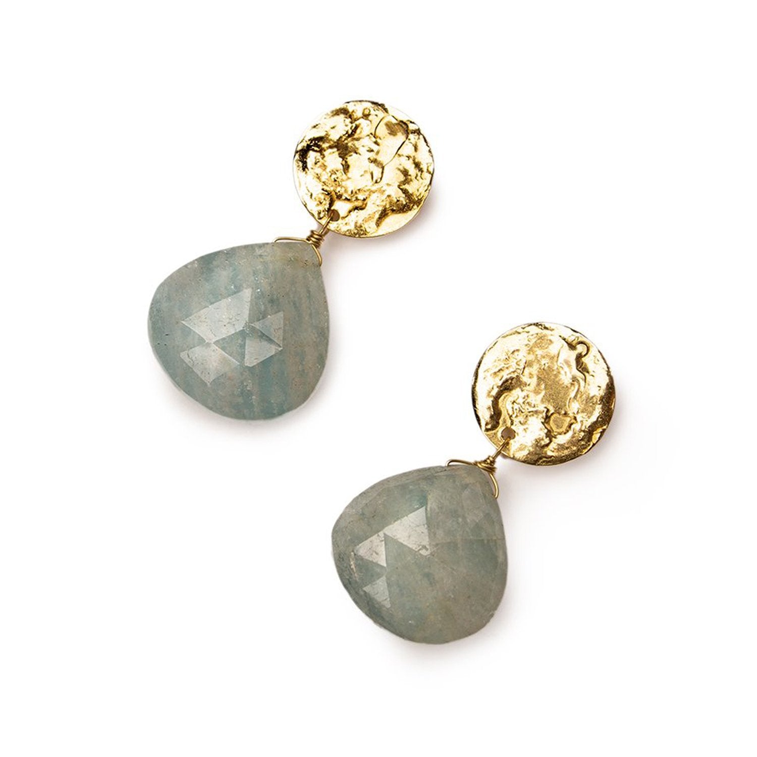 Pendientes Aqua de Olga Prieto con aguamarina en gota y moneda de latón – PORTICO Concept, Turó Park Barcelona