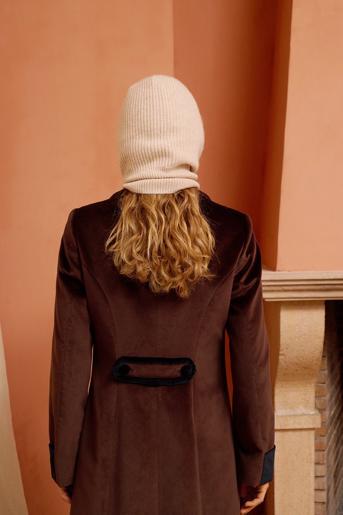 Gorro Pepita marrón ahumado de Maria de la Orden, look con abrigo de terciopelo