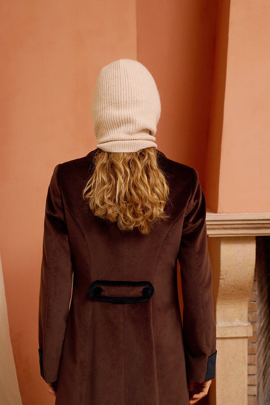 Gorro Pepita marrón ahumado de Maria de la Orden, look con abrigo de terciopelo