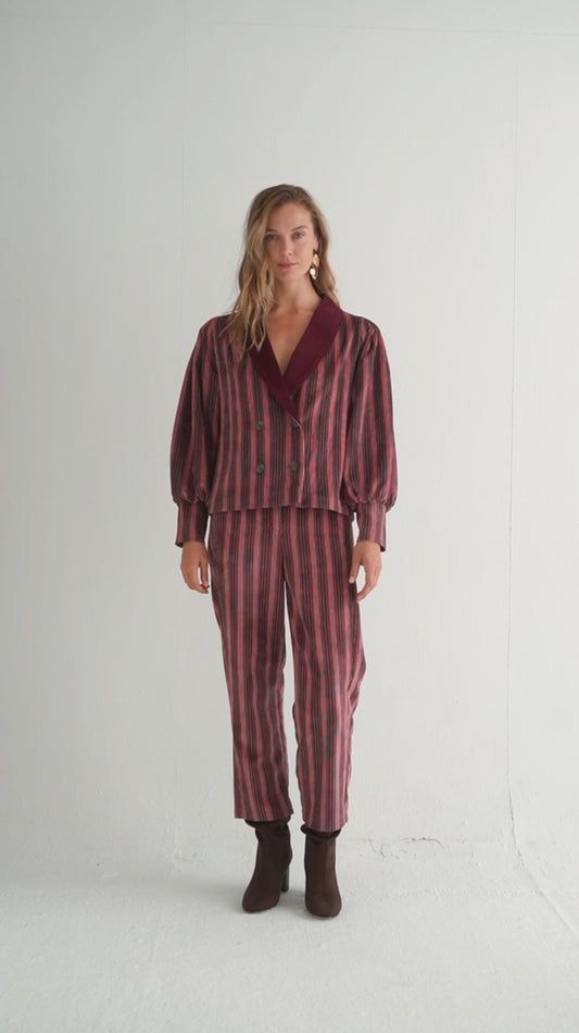 Chaqueta Arabela Granate Stripes Velvet de Magnolya Collection en movimiento