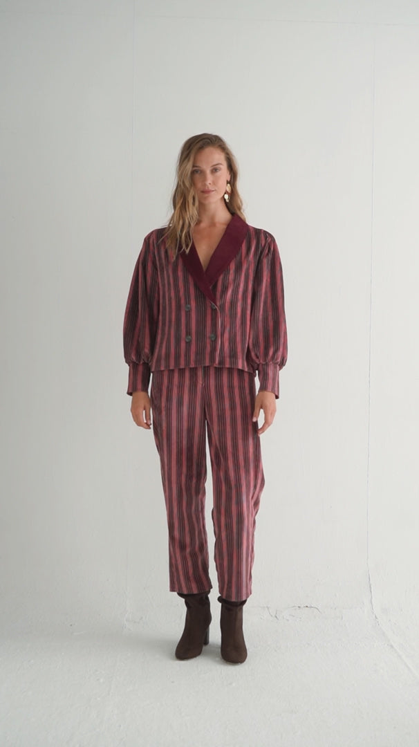 Chaqueta Arabela Granate Stripes Velvet de Magnolya Collection en movimiento