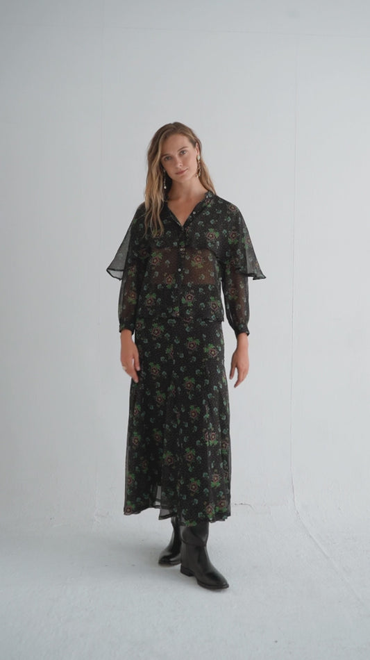 Falda Leslie Folk Black de Magnolya Collection en movimiento