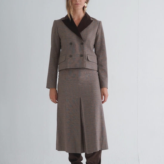 Falda Ivet Brown Checks de Magnolya Collection en movimiento