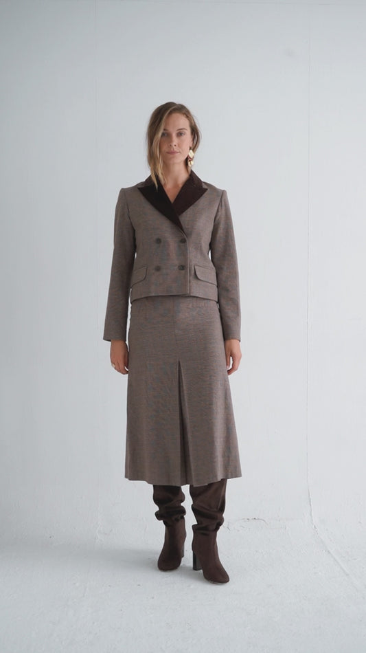 Falda Ivet Brown Checks de Magnolya Collection en movimiento