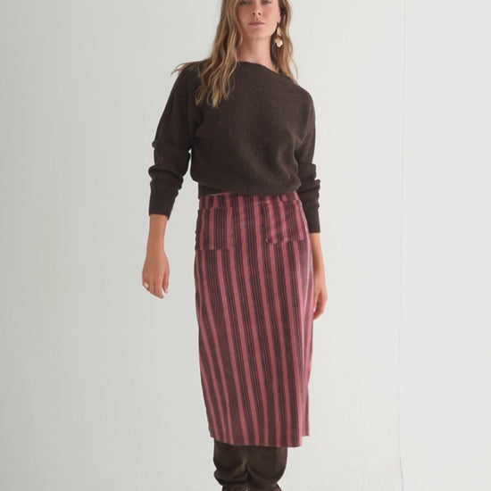 Falda Eulalia Granate Stripes Velvet de Magnolya Collection en movimiento