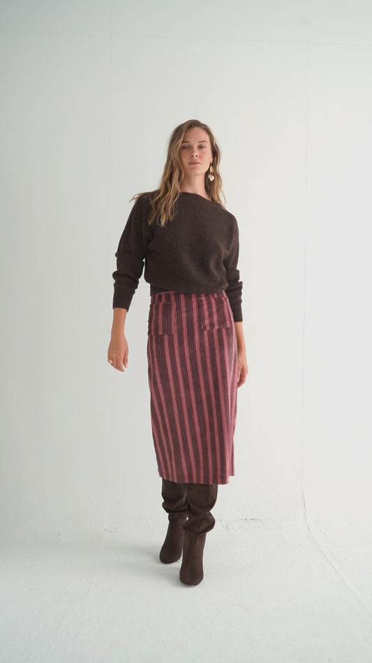 Falda Eulalia Granate Stripes Velvet de Magnolya Collection en movimiento
