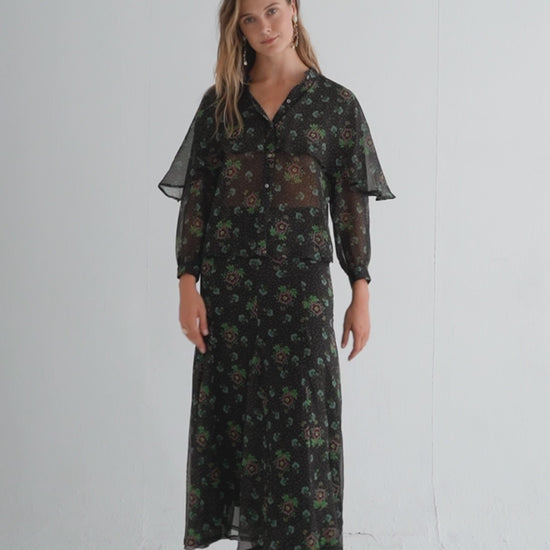 Blusa Lucía Folk Black de Magnolya Collection en movimiento