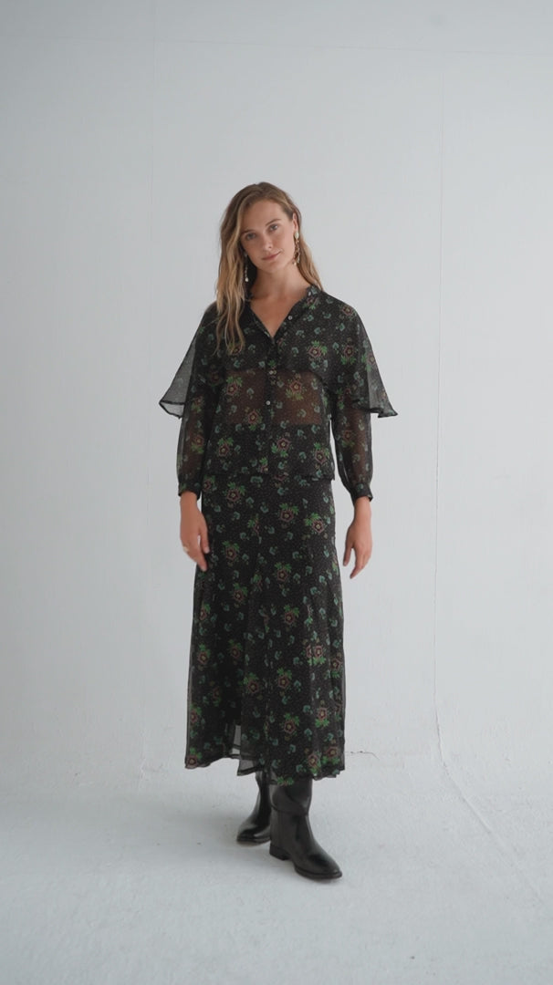 Blusa Lucía Folk Black de Magnolya Collection en movimiento