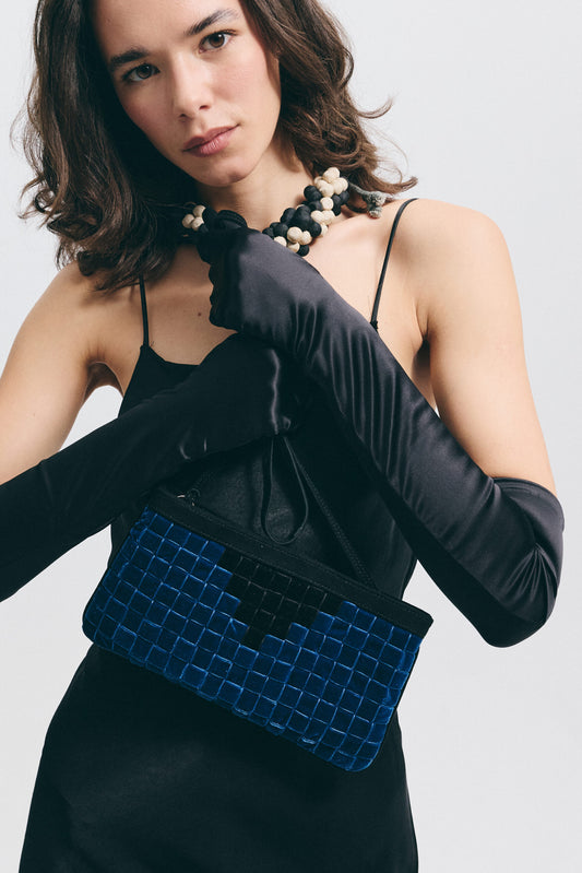 Bolso Maia Azul de Velvet Atelier con modelo