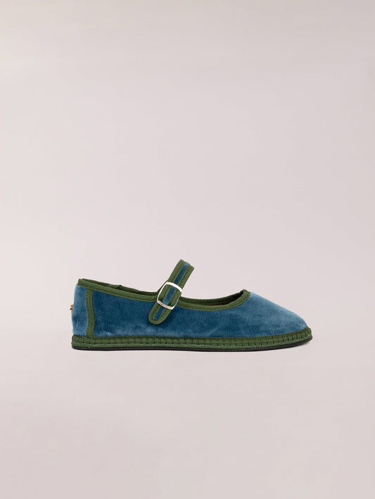Svetis Mary Jane Mindy, merceditas de terciopelo azul pastel con ribete verde – Sveti Stefan · PORTICO Concept, Turó Park Barcelona